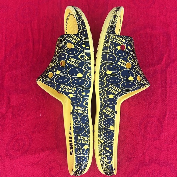 RARE 🥰😉 CROCS Smiley World “Smiley Face” Yellow & Black Slides / Sandals 😉🥰 - Picture 11 of 17
